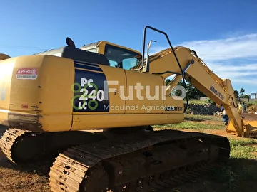 ESCAVADEIRA KOMATSU PC240 ANO 2012