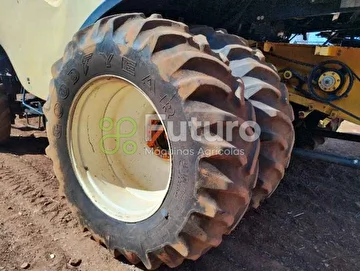 COLHEITADEIRA NEW HOLLAND CR 6080 ANO 2014