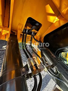 ESCAVADEIRA JCB JS220 ANO 2021