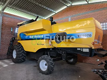 COLHEITADEIRA NEW HOLLAND TC 5070 ANO 2012