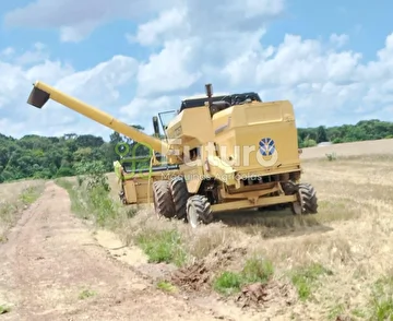 COLHEITADEIRA NEW HOLLAND TC 57 ANO 1997