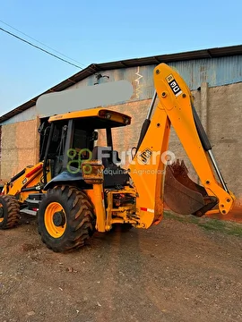 RETROESCAVADEIRA JCB 3C ANO 2013