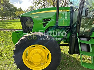 TRATOR JOHN DEERE 5090E ANO 2015