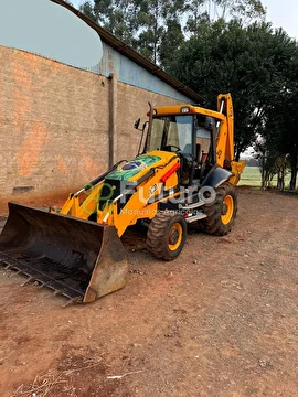 RETROESCAVADEIRA JCB 3C ANO 2013