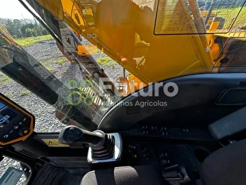 ESCAVADEIRA JCB JS220 ANO 2021